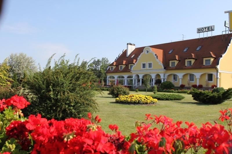 Barokk Hotel Hegyeshalom Exterior photo