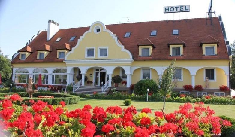 Barokk Hotel Hegyeshalom Exterior photo