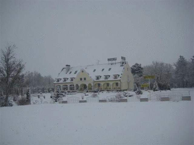 Barokk Hotel Hegyeshalom Exterior photo